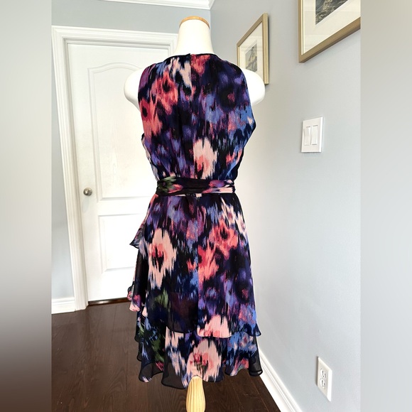 TAHARI Arthur S. Levine Abstract Multi Coloured Print Bow Belted Tiered Dress - Picture 8 of 11